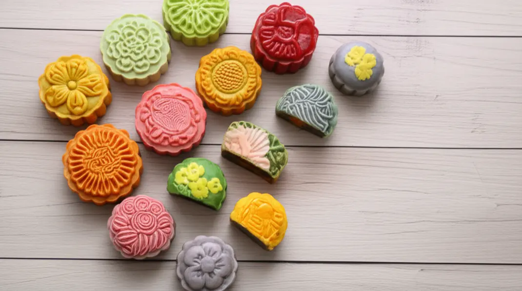 Gia đình làm lồng đèn Trung Thu truyền thống.