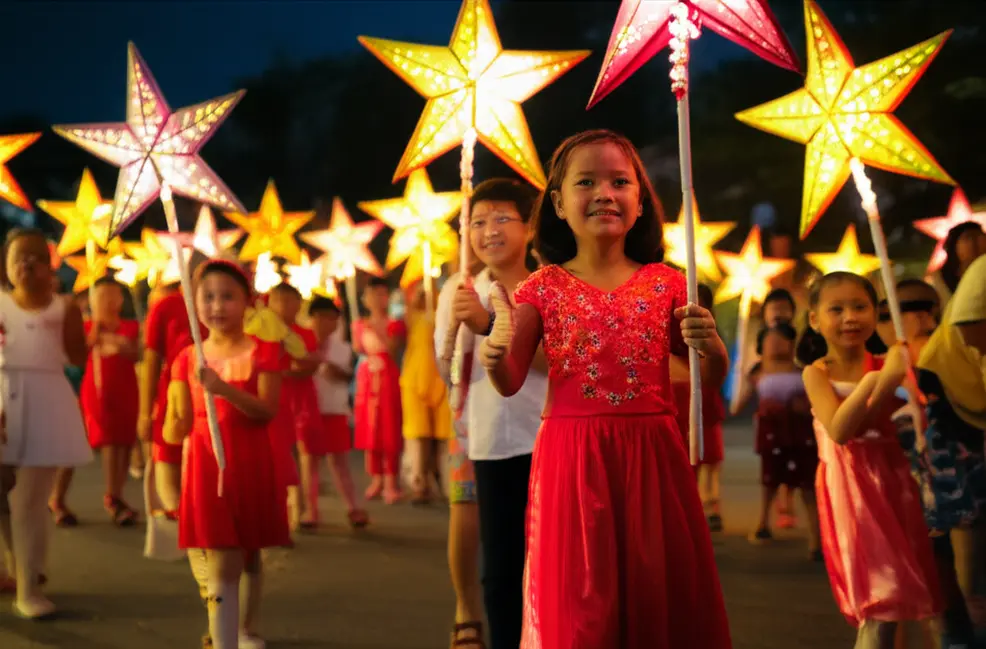 Gia đình Việt Nam đang chuẩn bị bánh Trung Thu dưới ánh trăng rằm.