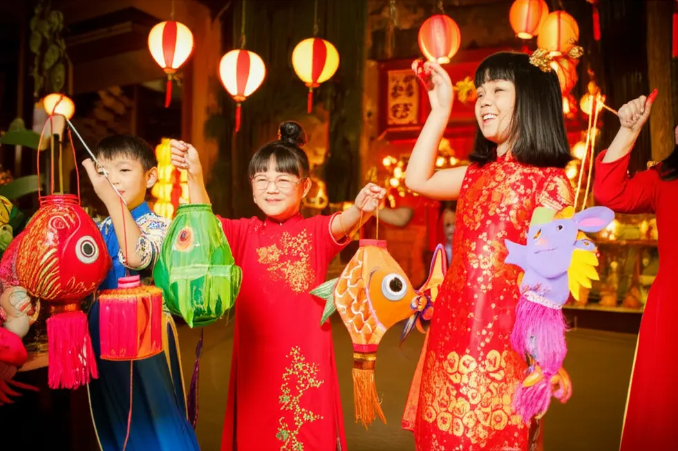Trẻ em cầm lồng đèn trong lễ hội Tết Trung Thu.