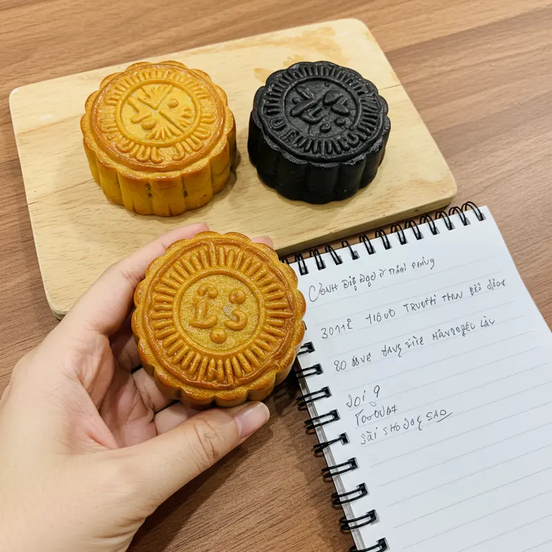 Mặt cắt bánh trung thu lava cho thấy nhân chảy hấp dẫn.