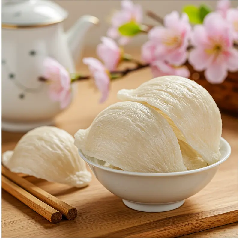 Hộp quà Tết sức khỏe bày biện bên hoa mai tươi sắc, tượng trưng cho sự cát tường.