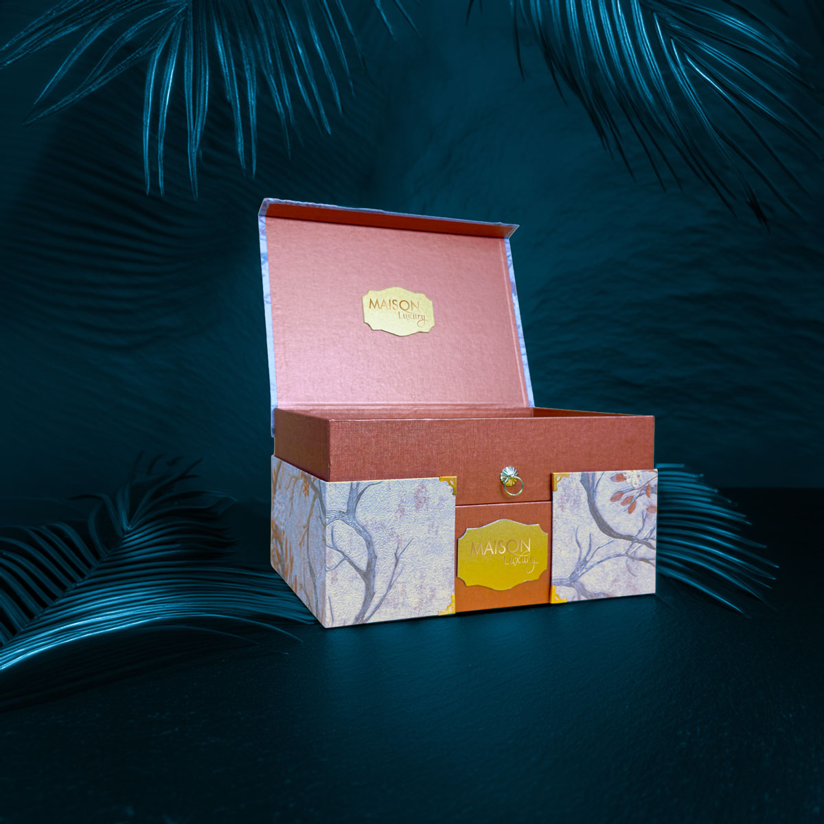Hộp quà Tết Maison Luxury 2025: Thiết kế 2 tầng bọc da đẳng cấp, rượu vang & hạt dinh dưỡng tuyển chọn. Món quà biếu đối tác tinh tế, sang trọng.