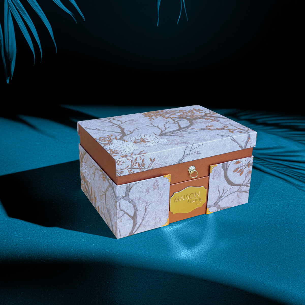 Hộp quà Tết Maison Luxury 2025: Thiết kế 2 tầng bọc da đẳng cấp, rượu vang & hạt dinh dưỡng tuyển chọn. Món quà biếu đối tác tinh tế, sang trọng.