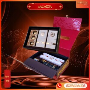 Hộp quà Tết La Casta Maison Luxury: Thiết kế vali 2 tầng Đỏ - Đen sang trọng, họa tiết non sông gấm vóc. Đa dạng quà tặng cao cấp: rượu vang, yến sào, nấm mối, hạt, trà.