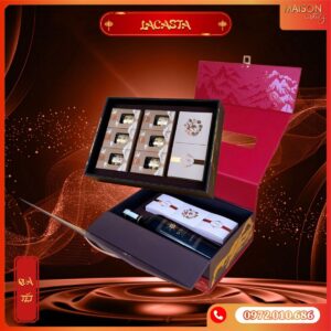 Hộp quà Tết La Casta Maison Luxury: Thiết kế vali 2 tầng Đỏ - Đen sang trọng, họa tiết non sông gấm vóc. Đa dạng quà tặng cao cấp: rượu vang, yến sào, nấm mối, hạt, trà.