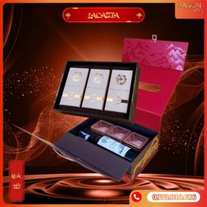 Hộp quà Tết La Casta Maison Luxury: Thiết kế vali 2 tầng Đỏ - Đen sang trọng, họa tiết non sông gấm vóc. Đa dạng quà tặng cao cấp: rượu vang, yến sào, nấm mối, hạt, trà.