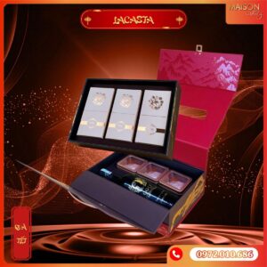 Hộp quà Tết La Casta Maison Luxury: Thiết kế vali 2 tầng Đỏ - Đen sang trọng, họa tiết non sông gấm vóc. Đa dạng quà tặng cao cấp: rượu vang, yến sào, nấm mối, hạt, trà.
