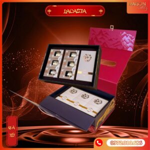 Hộp quà Tết La Casta Maison Luxury: Thiết kế vali 2 tầng Đỏ - Đen sang trọng, họa tiết non sông gấm vóc. Đa dạng quà tặng cao cấp: rượu vang, yến sào, nấm mối, hạt, trà.