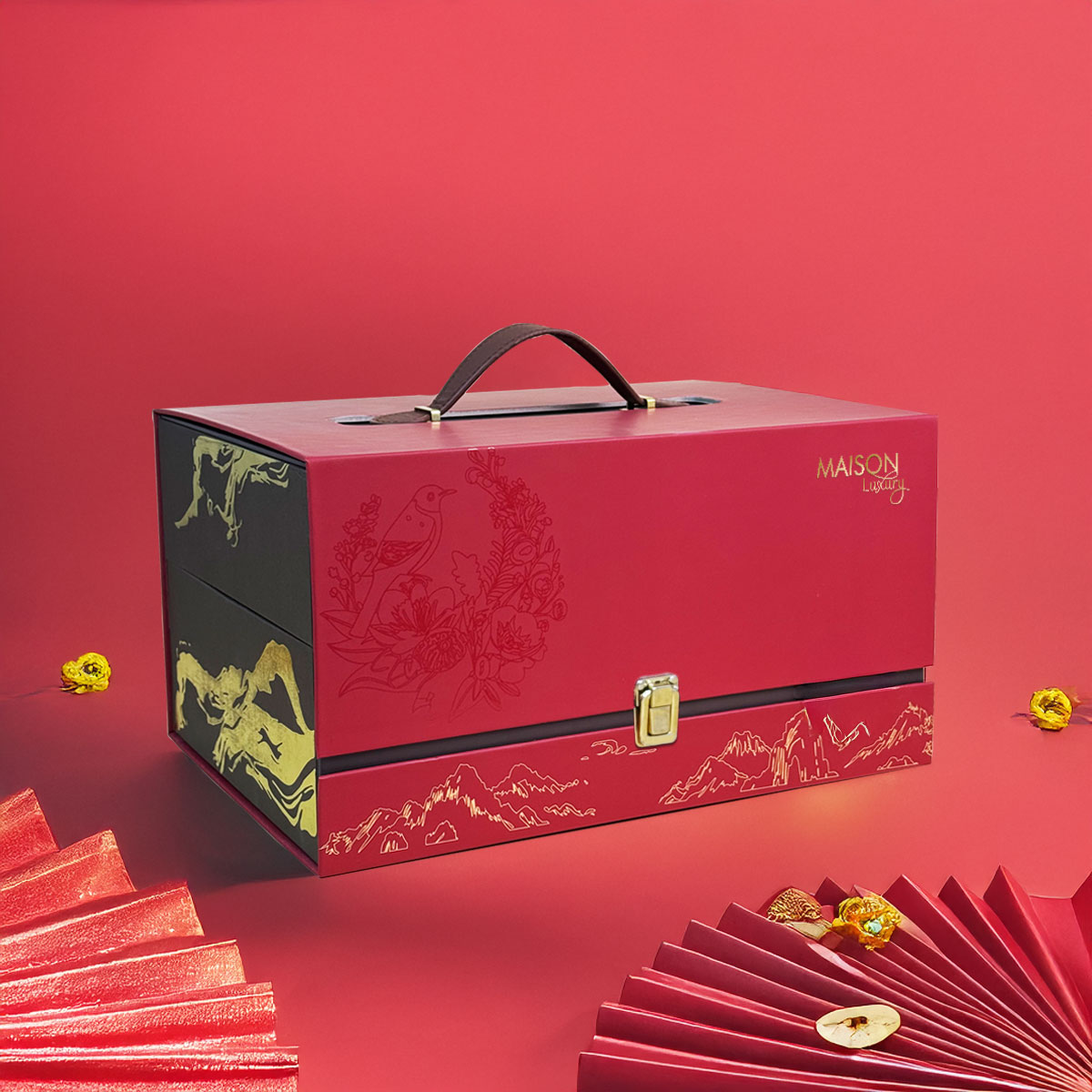 Hộp quà Tết La Casta Maison Luxury: Thiết kế vali 2 tầng Đỏ - Đen sang trọng, họa tiết non sông gấm vóc. Đa dạng quà tặng cao cấp: rượu vang, yến sào, nấm mối, hạt, trà.