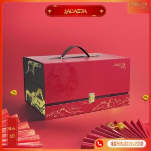 Hộp quà Tết La Casta Maison Luxury: Thiết kế vali 2 tầng Đỏ - Đen sang trọng, họa tiết non sông gấm vóc. Đa dạng quà tặng cao cấp: rượu vang, yến sào, nấm mối, hạt, trà.