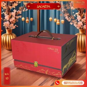 Hộp quà Tết La Casta Maison Luxury: Thiết kế vali 2 tầng Đỏ - Đen sang trọng, họa tiết non sông gấm vóc. Đa dạng quà tặng cao cấp: rượu vang, yến sào, nấm mối, hạt, trà.
