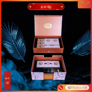 Hộp quà Tết Maison Luxury 2025: Thiết kế 2 tầng bọc da đẳng cấp, rượu vang & hạt dinh dưỡng tuyển chọn. Món quà biếu đối tác tinh tế, sang trọng.
