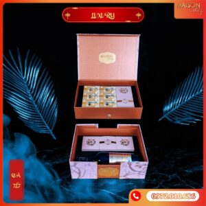 Hộp quà Tết Maison Luxury 2025: Thiết kế 2 tầng bọc da đẳng cấp, rượu vang & hạt dinh dưỡng tuyển chọn. Món quà biếu đối tác tinh tế, sang trọng.