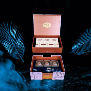 Hộp quà Tết Maison Luxury 2025: Thiết kế 2 tầng bọc da đẳng cấp, rượu vang & hạt dinh dưỡng tuyển chọn. Món quà biếu đối tác tinh tế, sang trọng.