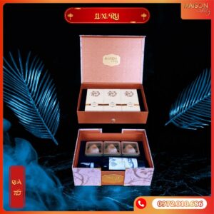 Hộp quà Tết Maison Luxury 2025: Thiết kế 2 tầng bọc da đẳng cấp, rượu vang & hạt dinh dưỡng tuyển chọn. Món quà biếu đối tác tinh tế, sang trọng.