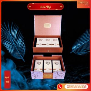 Hộp quà Tết Maison Luxury 2025: Thiết kế 2 tầng bọc da đẳng cấp, rượu vang & hạt dinh dưỡng tuyển chọn. Món quà biếu đối tác tinh tế, sang trọng.