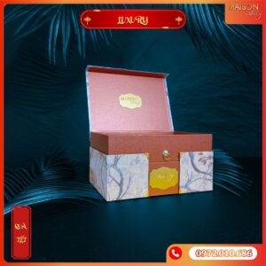 Hộp quà Tết Maison Luxury 2025: Thiết kế 2 tầng bọc da đẳng cấp, rượu vang & hạt dinh dưỡng tuyển chọn. Món quà biếu đối tác tinh tế, sang trọng.