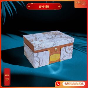 Hộp quà Tết Maison Luxury 2025: Thiết kế 2 tầng bọc da đẳng cấp, rượu vang & hạt dinh dưỡng tuyển chọn. Món quà biếu đối tác tinh tế, sang trọng.